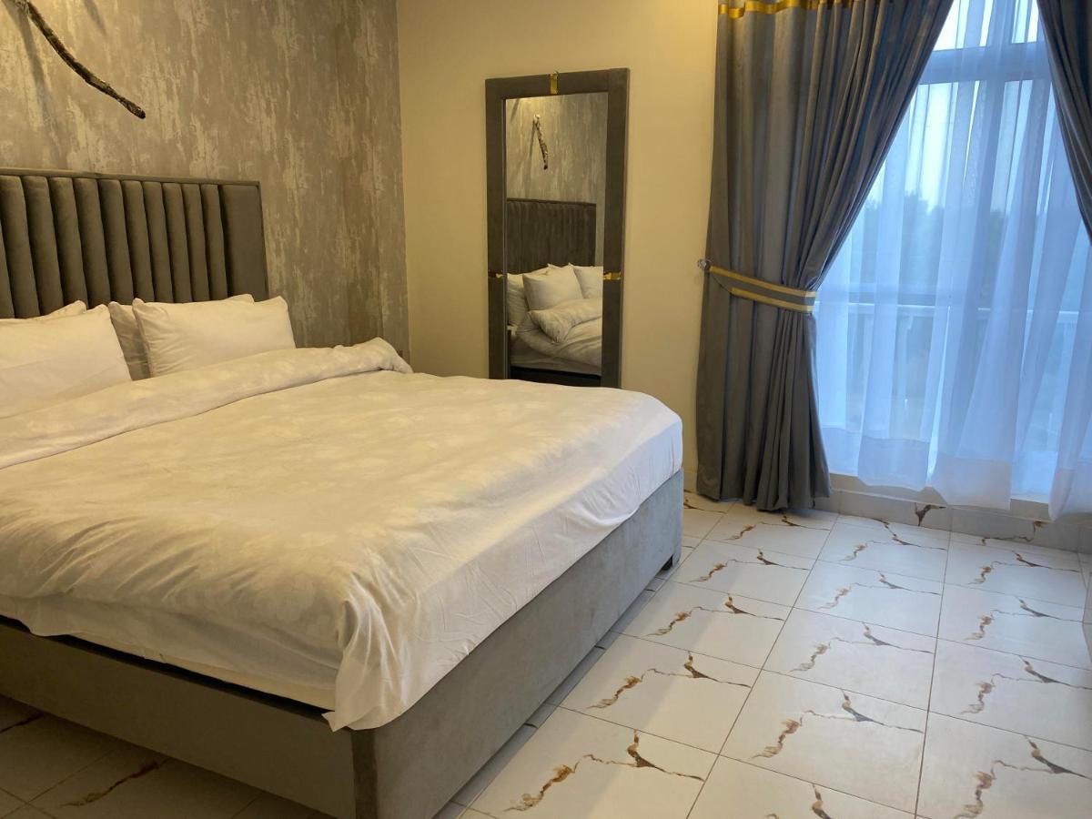 Luxe Suites Bahria Town Lahore Eksteriør billede