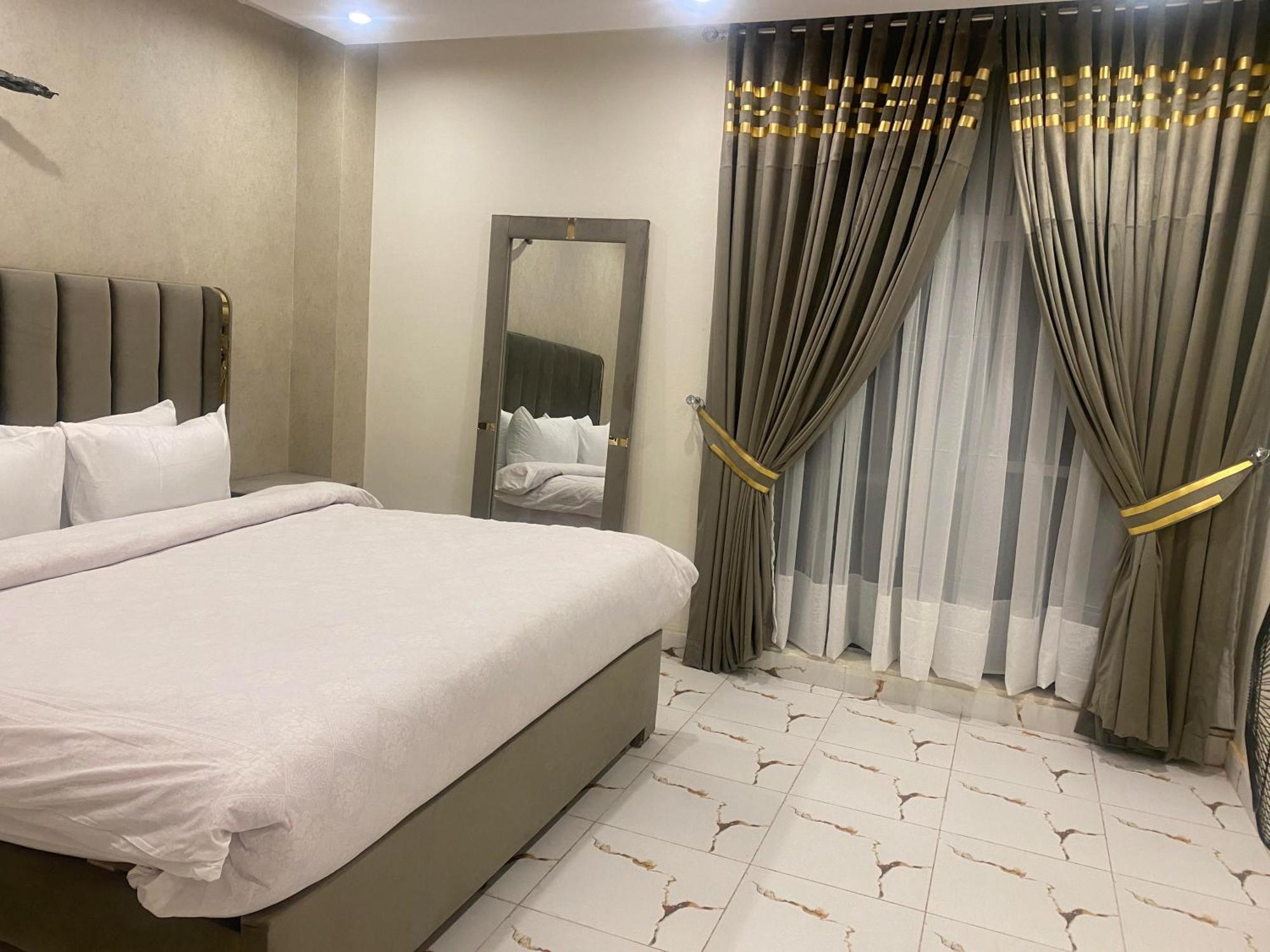 Luxe Suites Bahria Town Lahore Eksteriør billede